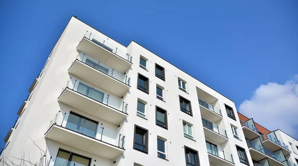 在阳光灿烂的日子里 欧洲现代住宅建筑应运而生 新的多层住宅大楼的外面 向消费者出售和出租公寓的概念 现代窗户和阳台 — 图库照片
