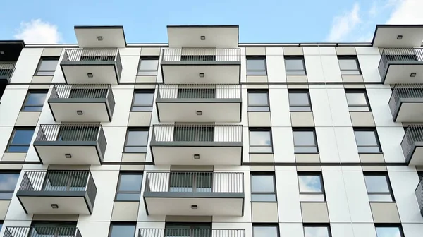 Güneşli bir günde modern Avrupa konut mimarisi. Yeni çok katlı konut binasının dışı. Tüketiciler için konut satışı ve kiralama kavramı. Modern pencere ve balkonlar.