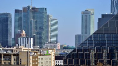 Varşova, Polonya. 21 Mart 2022. Şehir merkezindeki gökdelenlerin hava görüntüsü. Varşova şehrinin havadan manzarası. 