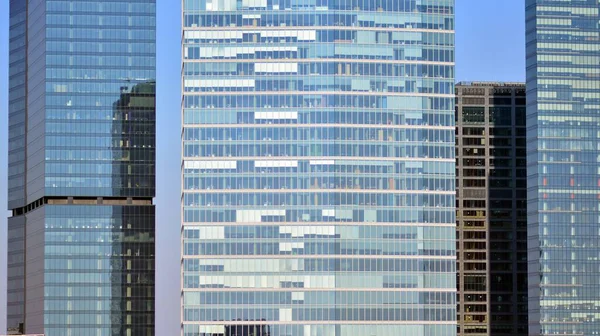 Minimalistyczna Szklana Fasada Stalowa Rama Dużymi Przezroczystymi Panelami Współczesna Architektura — Zdjęcie stockowe