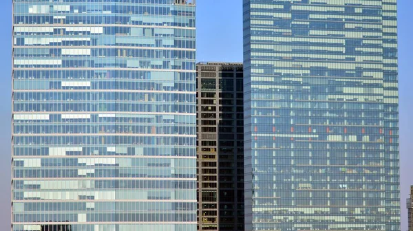 最小限のガラスファサード 大きな透明パネルを保持する鋼フレームワーク 現代の商業建築 垂直収束幾何学的なライン ガラスパネルの青い空の反射 — ストック写真