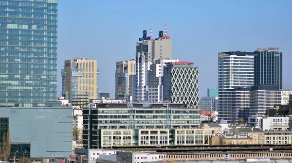 ポーランドのワルシャワ 2022年3月21日 市内中心部のダウンタウンの高層ビルの空中ビュー ワルシャワ市の空中都市 — ストック写真