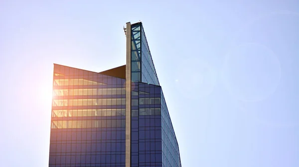 Γυάλινο Κτίριο Διάφανη Πρόσοψη Του Κτιρίου Και Γαλάζιο Ουρανό Δομικός — Φωτογραφία Αρχείου