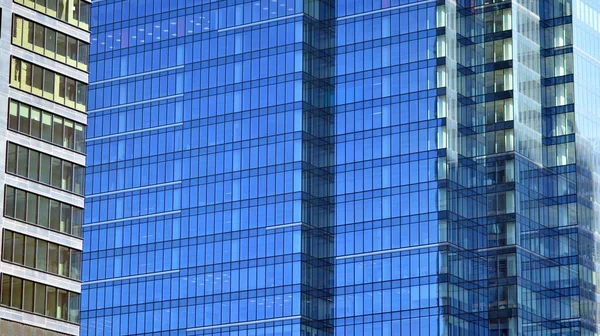 Szklany Budynek Przezroczystą Fasadą Budynku Błękitnym Niebem Szklana Ściana Odbijająca — Zdjęcie stockowe