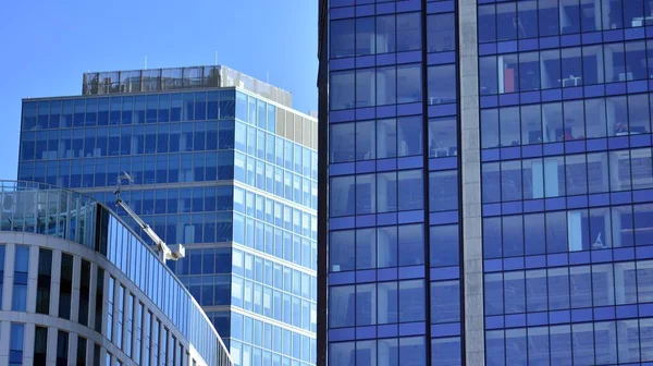 Skleněná Budova Průsvitnou Fasádou Budovy Modrou Oblohou Strukturální Skleněná Stěna — Stock fotografie