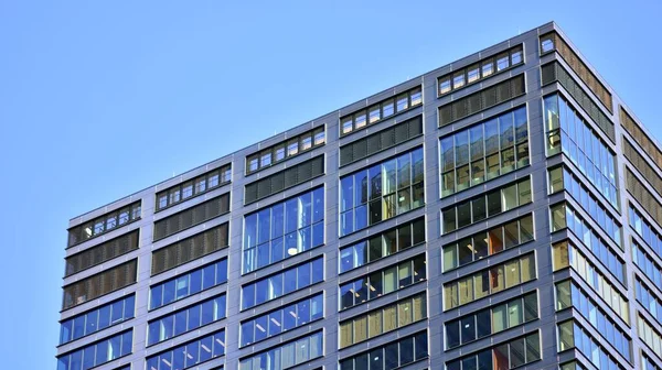 Glazen Gebouw Met Transparante Gevel Van Het Gebouw Blauwe Lucht — Stockfoto