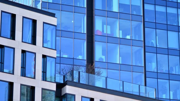 建物と青空の透明ファサードとガラスの建物 青い空を反射する構造ガラスの壁 近代建築の断片 現代建築の背景 — ストック写真