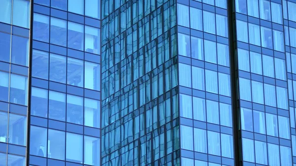 建物と青空の透明ファサードとガラスの建物 青い空を反射する構造ガラスの壁 近代建築の断片 現代建築の背景 — ストック写真