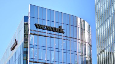 Varşova, Polonya. 28 Mart 2022. Wework şirketinin tabelasını imzalayın..