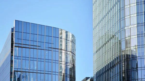 Edifício Vidro Com Fachada Transparente Edifício Céu Azul Parede Vidro — Fotografia de Stock