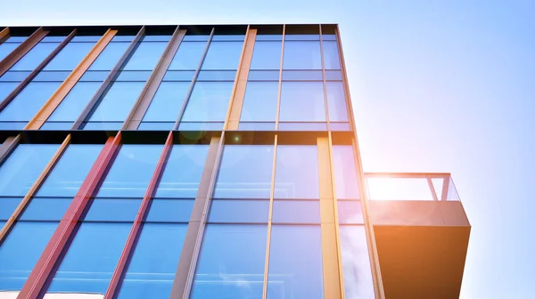 Moderno Edificio Oficinas Con Fachada Cristal Sobre Fondo Cielo Claro — Foto de Stock