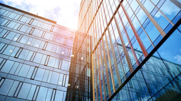 Moderno Edificio Oficinas Con Fachada Cristal Sobre Fondo Cielo Claro — Foto de Stock