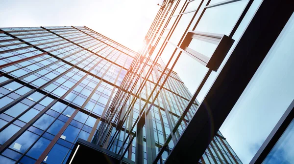 Moderno Edificio Oficinas Con Fachada Cristal Sobre Fondo Cielo Claro — Foto de Stock