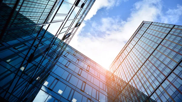 Moderno Edificio Oficinas Con Fachada Cristal Sobre Fondo Cielo Claro — Foto de Stock