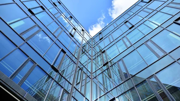 Moderno Edificio Oficinas Con Fachada Cristal Sobre Fondo Cielo Claro — Foto de Stock