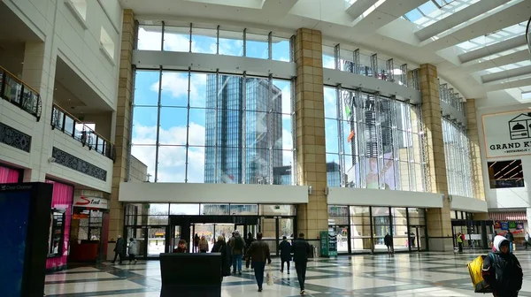 Varsovia Polonia Abril 2022 Interior Del Moderno Centro Comercial Galeria —  Fotos de Stock