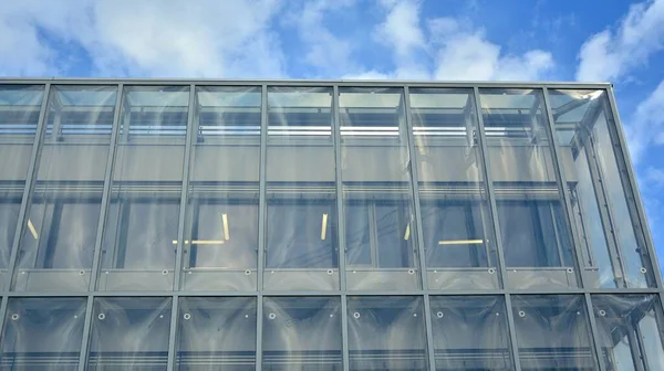 Современное Офисное Здание Стеклянным Фасадом Ясном Небосводе Аннотация Крупным Планом — стоковое фото