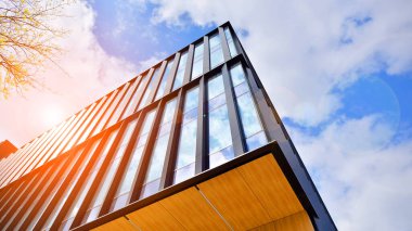  Bulutlu mavi gökyüzü arka planlı cam binalar. Camın çelik açık mavi arka planına geniş açılı bir bakış açısı. Ticari modern geleceğin şehri. Başarılı mimari iş kavramı.