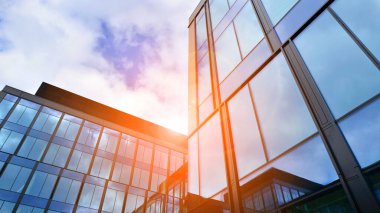  Bulutlu mavi gökyüzü arka planlı cam binalar. Camın çelik açık mavi arka planına geniş açılı bir bakış açısı. Ticari modern geleceğin şehri. Başarılı mimari iş kavramı.