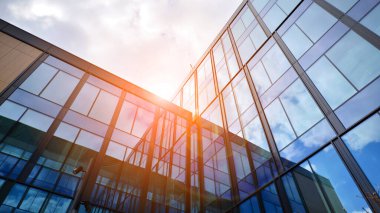  Bulutlu mavi gökyüzü arka planlı cam binalar. Camın çelik açık mavi arka planına geniş açılı bir bakış açısı. Ticari modern geleceğin şehri. Başarılı mimari iş kavramı.