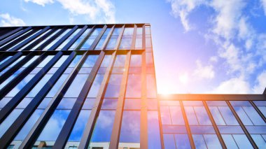  Bulutlu mavi gökyüzü arka planlı cam binalar. Camın çelik açık mavi arka planına geniş açılı bir bakış açısı. Ticari modern geleceğin şehri. Başarılı mimari iş kavramı.