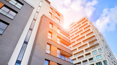 Akşam güneşinde modern apartman kompleksi