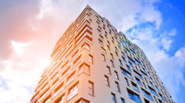 Akşam güneşinde modern apartman kompleksi