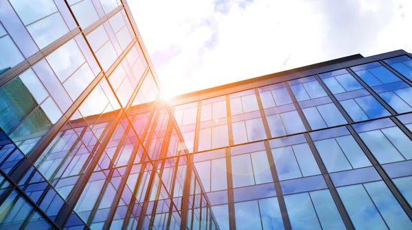  Bulutlu mavi gökyüzü arka planlı cam binalar. Camın çelik açık mavi arka planına geniş açılı bir bakış açısı. Ticari modern geleceğin şehri. Başarılı mimari iş kavramı.