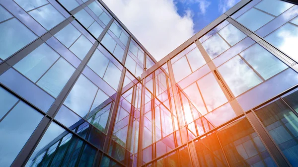  Bulutlu mavi gökyüzü arka planlı cam binalar. Camın çelik açık mavi arka planına geniş açılı bir bakış açısı. Ticari modern geleceğin şehri. Başarılı mimari iş kavramı.