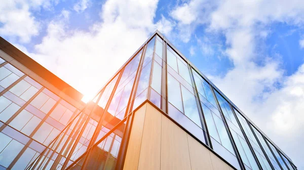  Bulutlu mavi gökyüzü arka planlı cam binalar. Camın çelik açık mavi arka planına geniş açılı bir bakış açısı. Ticari modern geleceğin şehri. Başarılı mimari iş kavramı.