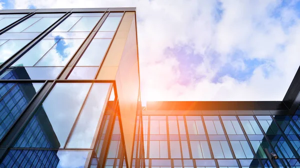  Bulutlu mavi gökyüzü arka planlı cam binalar. Camın çelik açık mavi arka planına geniş açılı bir bakış açısı. Ticari modern geleceğin şehri. Başarılı mimari iş kavramı.