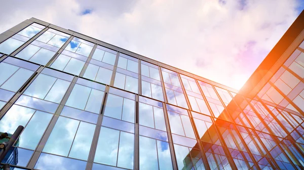 Edificios Vidrio Con Fondo Azul Cielo Nublado Perspectiva Amplia Vista — Foto de Stock