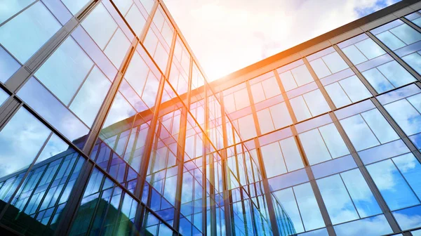  Bulutlu mavi gökyüzü arka planlı cam binalar. Camın çelik açık mavi arka planına geniş açılı bir bakış açısı. Ticari modern geleceğin şehri. Başarılı mimari iş kavramı.