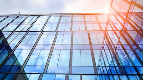  Bulutlu mavi gökyüzü arka planlı cam binalar. Camın çelik açık mavi arka planına geniş açılı bir bakış açısı. Ticari modern geleceğin şehri. Başarılı mimari iş kavramı.
