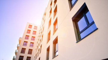 Avrupa 'da modern apartman mimarisi. Yenilikçi ve yerleşik dostane mimari çözümler. Arka planda mavi gökyüzü. Güneş ışığıyla.