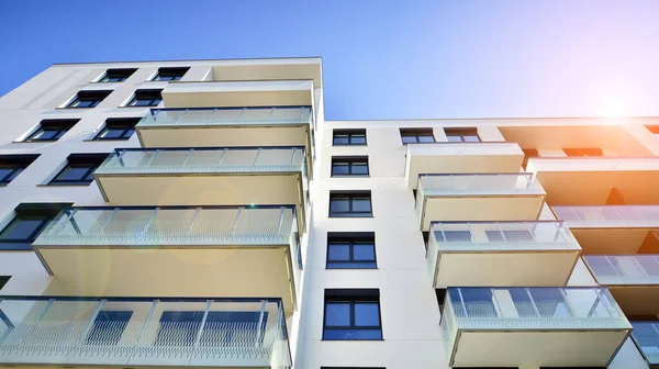 Avrupa 'da modern apartman mimarisi. Yenilikçi ve yerleşik dostane mimari çözümler. Arka planda mavi gökyüzü. Güneş ışığıyla.