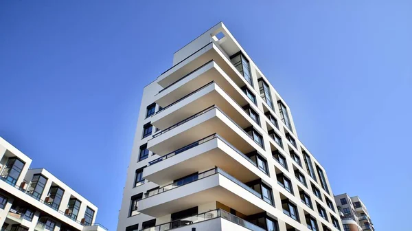 현대적 아파트 지역의 스케이프 도시의 새로운 아파트 네모난 현대적 — 스톡 사진