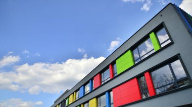 Binanın dekore edilmiş dış cephesinin bir parçası. Ofis ve yönetim için modern bir binanın bir parçası..