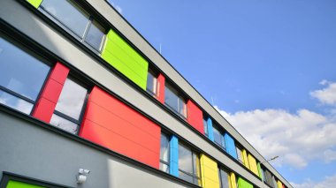 Binanın dekore edilmiş dış cephesinin bir parçası. Ofis ve yönetim için modern bir binanın bir parçası..