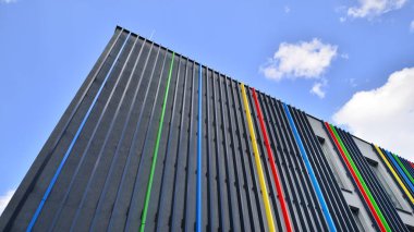 Binanın dekore edilmiş dış cephesinin bir parçası. Ofis ve yönetim için modern bir binanın bir parçası..