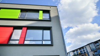 Binanın dekore edilmiş dış cephesinin bir parçası. Ofis ve yönetim için modern bir binanın bir parçası..