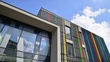 Binanın dekore edilmiş dış cephesinin bir parçası. Ofis ve yönetim için modern bir binanın bir parçası..