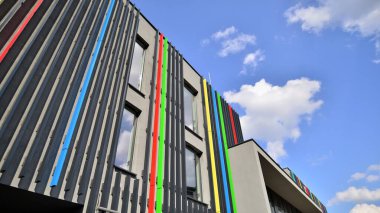 Binanın dekore edilmiş dış cephesinin bir parçası. Ofis ve yönetim için modern bir binanın bir parçası..