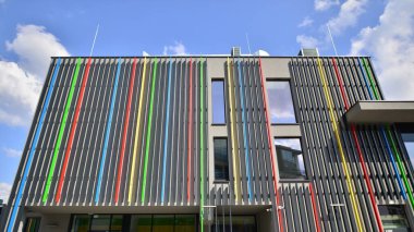 Binanın dekore edilmiş dış cephesinin bir parçası. Ofis ve yönetim için modern bir binanın bir parçası..