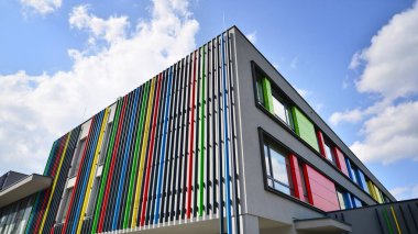 Binanın dekore edilmiş dış cephesinin bir parçası. Ofis ve yönetim için modern bir binanın bir parçası..