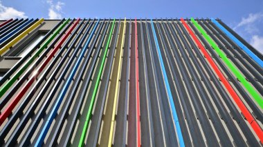 Binanın dekore edilmiş dış cephesinin bir parçası. Ofis ve yönetim için modern bir binanın bir parçası..