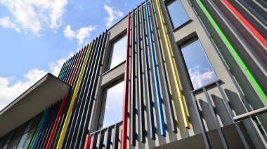 Binanın dekore edilmiş dış cephesinin bir parçası. Ofis ve yönetim için modern bir binanın bir parçası..