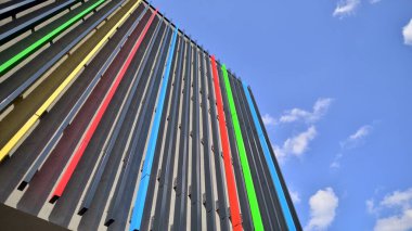 Binanın dekore edilmiş dış cephesinin bir parçası. Ofis ve yönetim için modern bir binanın bir parçası..