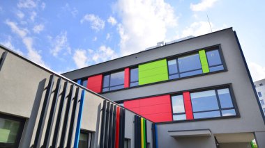 Binanın dekore edilmiş dış cephesinin bir parçası. Ofis ve yönetim için modern bir binanın bir parçası..