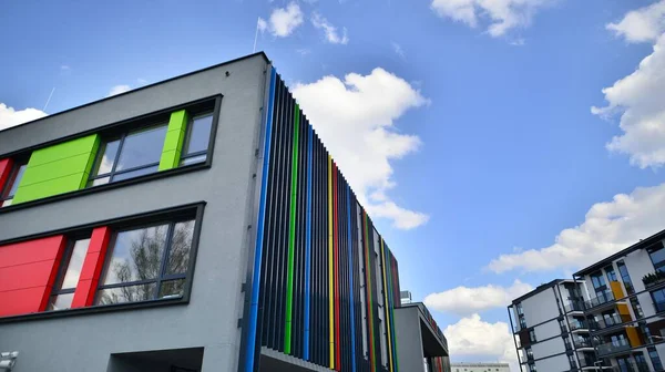 Binanın dekore edilmiş dış cephesinin bir parçası. Ofis ve yönetim için modern bir binanın bir parçası..